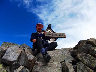 念願の奥穂高岳(3190m)に到着。早速記念撮影を撮ってもらう。これで百名山の一座を登頂だがここまで長かった