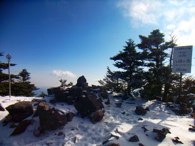 近畿最高峰・八経ヶ岳(1914.9m)に到着。これで百名山の一座を登頂となる。積雪もあったのか独特の雰囲気をした山頂だった