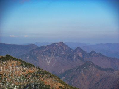 奥に見えていた山をズームで撮影してみた。まあ一番高い大普賢岳から次に小さい小普賢岳、そしてさらに小さい孫普賢岳っぽいね