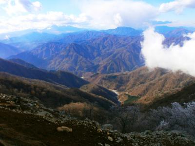 檜洞丸は展望がないけど登山道の途中にはある。富士山は相変わらず雲に隠れている