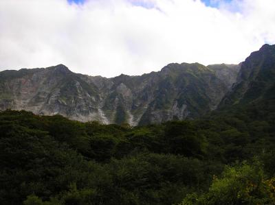 これから登る大山を望む。とても西日本の山とは思えない山肌