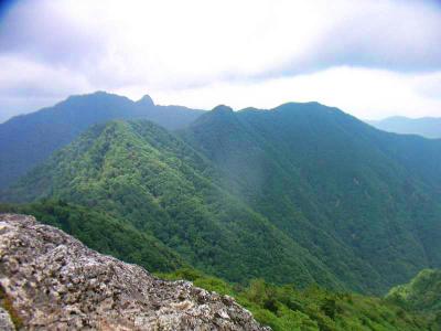 日本岩からの展望。左側に大日山と稲村ヶ岳が見える