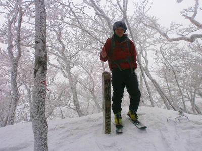 こんな状態で登頂できたので明神岳山頂で記念撮影をしてもらった