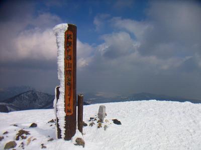 武奈ヶ岳(1214m)に到着。今回は敗退せずに雪の武奈ヶ岳に登頂することができた！