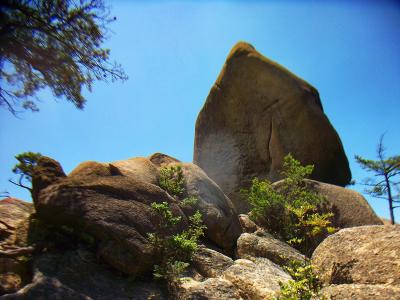天狗岩の裏手かな。独特の形をした岩だ