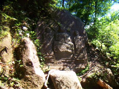 狛坂磨崖仏。誰がこれを岩に彫ったんだろうか。人工的というか機械的に作ったんだろうか！？
