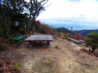 立派な椅子とテーブルがある懴法ヶ嶽山頂