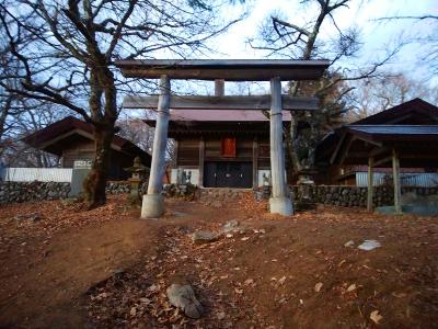 無人だけど日本武尊が祀られてる御嶽神社。ちょうど山頂直下にある