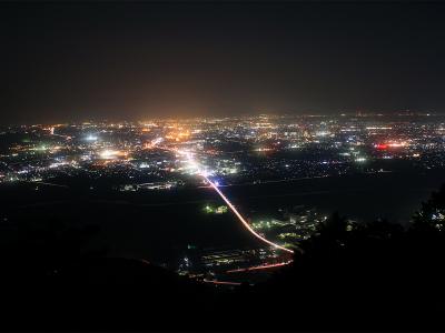 山頂からの夜景。中央の道路のラインが特徴的かな。琵琶湖も少々見えてる感じ