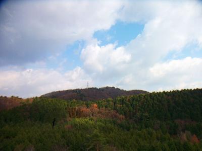 展望塔から見た鉢伏山。これからあそこに登る