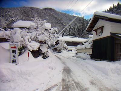 坊村から武奈ヶ岳を目指して登っていくがすごい雪の量