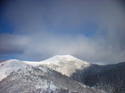 御殿山のピークに着くと武奈ヶ岳が見えた。でももう雪が深いのと時間的にあそこまでいけない