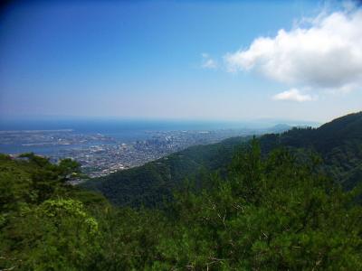 長峰山山頂から西側（神戸側）の展望。中央が開けていたら摩耶山に匹敵するくらいの展望なのに