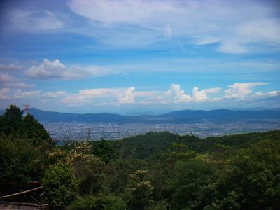 京都方面をズーム。東山の間から奥に見えるのは三上山かな！？