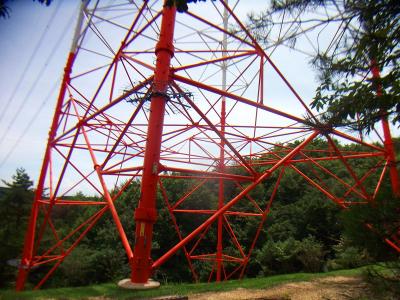 ポンポン山から見えていた一番近くの赤白の鉄塔