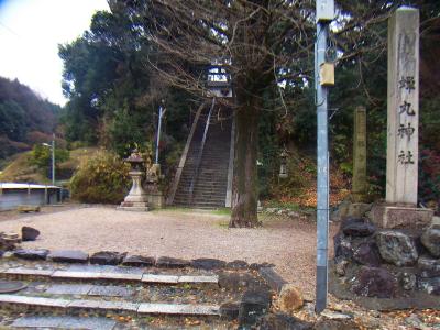 蝉丸神社入り口。ここの階段を登っていく