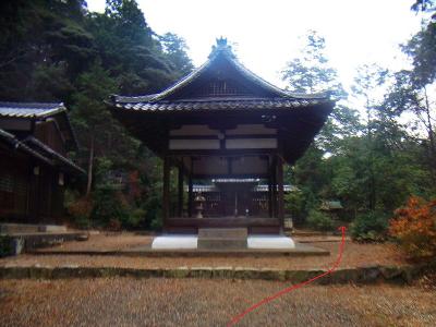 蝉丸神社。このお堂の右側に山道があり、先に東海自然歩道出合にでる