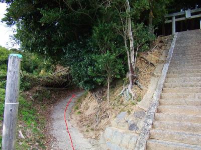 階段を登ると岩阪稲荷神社のようだが左側の道を歩いていく
