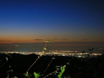 すっかりトワイライトタイム。山頂からは少しだけどりんくうゲートタワーや関西国際空港の展望があった。いいトワイライト夜景だったので、ちゃんとしたカメラと三脚で撮影したかった