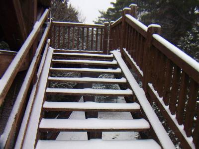展望台の階段も数センチ雪が積もってるけどここは木なので滑り易いから慎重にあがっていった