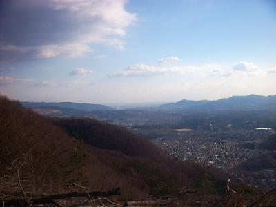 中央の山の間から見える向こう側の市街地は大阪方面。左側の山が五月山の稜線だと思われる