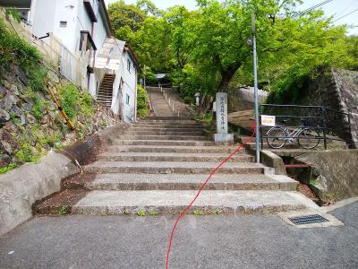 鐸比古鐸比賣神社の階段が左右にある。神社ではなく右側の階段をあがっていく