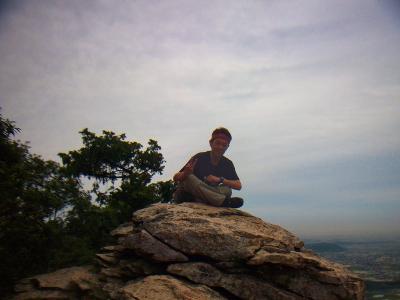 展望地となる岩の上で記念撮影をとってみた。岩の上でこういう風に座るみたいなことを知り合いに聞いていたので・・・