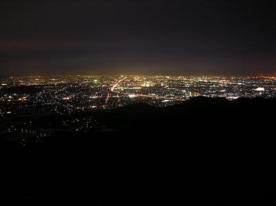 高御位山からの夜景。加古川市街とその向こう側には明石海峡もよく見える。市街地までの距離はあるものの光の存在を感じさせる珍しい夜景だった