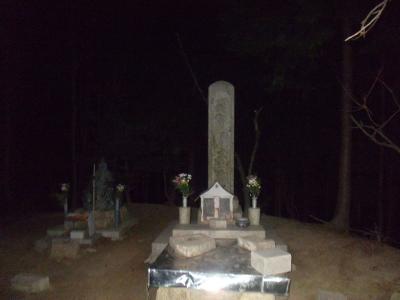 天上ヶ岳の山頂(520m)は墓所となっていて石碑がある