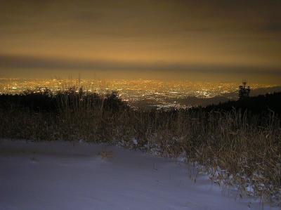 大阪北部側の夜景も撮影しておいた。雪を絡ませたかったけど、看板とかあったほうが絵になるね