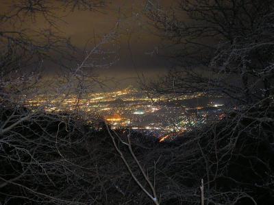 下山時に木の間から奈良側の夜景を撮影しておいた。こっちは御所市あたりかな！？