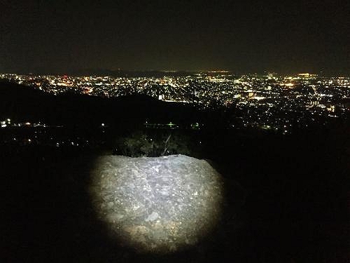 トンガリ山からの夜景はトンガリ山より一段あがったピークのところで撮影しました