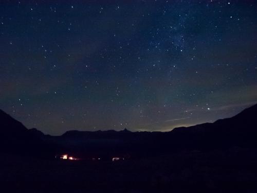 深夜、星が綺麗と田村君が起こしにきた。槍と星を撮影。（写真提供：田村君）