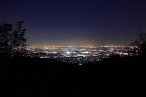 奥の山展望台に戻り夜景撮影。霞んでて残念だけど、広角レンズで撮影しました