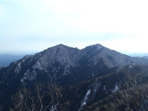 さっき登ってきた仙ヶ岳の二つのピークを振り返る