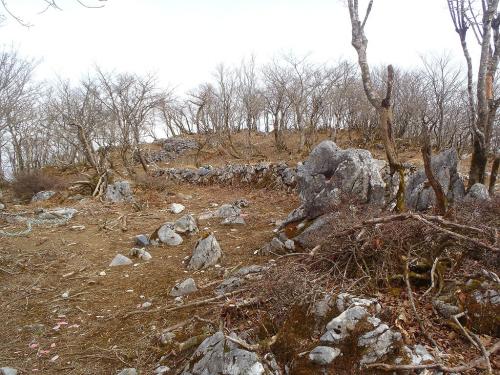 鈴ケ岳の頂上は人工的な石垣があったけど、昔なんかあったのか！？