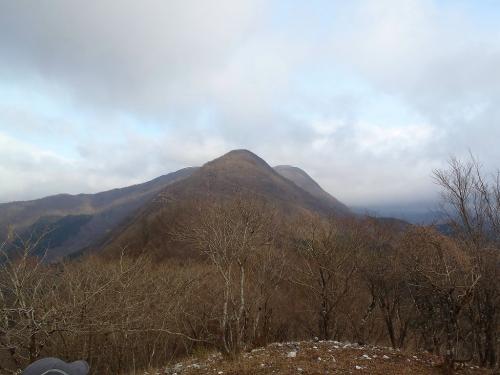 茶野山頂(930m)まできてしまったが、山と高原地図に書いてある林道なんてどこにもなかったが・・・鈴ケ岳を振り返る