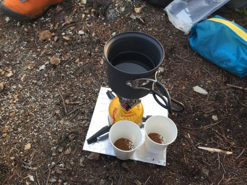 西タツガ岩に戻り、夕方のコーヒータイム
