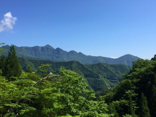 ある場所で大普賢岳と和佐又山が綺麗な形で望めるところがあった