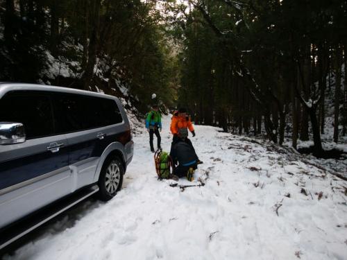 ここからは雪であがれないので林道の途中に車を停めてスタート