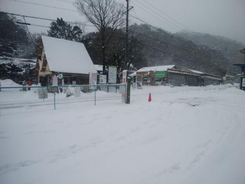 宇賀渓駐車場に到着。この段階で既に雪がすごかって屋根のあるところで着替えた