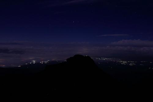 ガスが一気にはけて赤岳頂上山荘から諏訪方面の夜景を撮影。山の稜線がくっきり写せないんよね