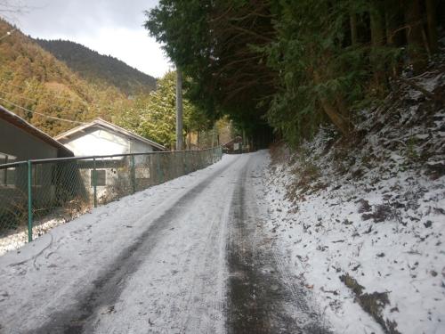 この付近から道路に雪が積もって、アイゼンはくほどでもないけど、滑る