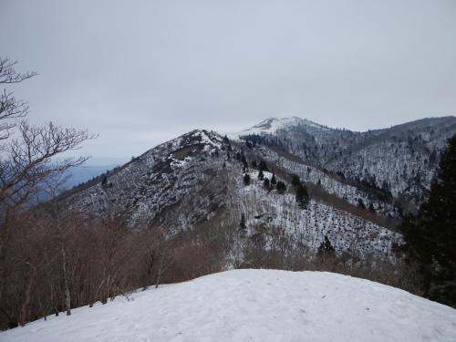 御殿山から見る武奈ヶ岳。台形のようになって見えるんよね。でもここからまだ遠い感じもする