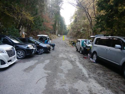 榑ヶ畑登山口の駐車場は車いっぱい。さすが人気のある山だと思っていた