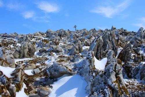残雪の岩群と青空。これもいい感じです