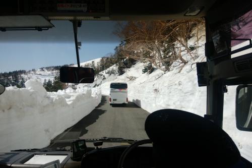 バスに乗り雪の壁をグルグルしながら位ヶ原山荘へ
