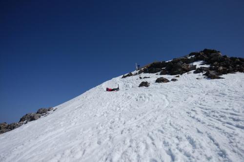 下山は剣ヶ峰のちょっと先からスキーで下ることにした。こまっちゃん、さっそくこけたけど、ここちょっと急斜面だからね