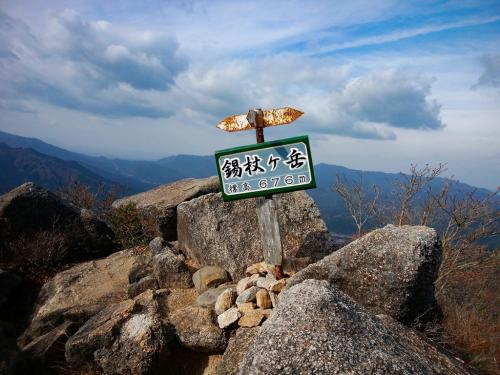 2回目の錫杖ヶ岳（676m）の頂上。この看板は鈴鹿山脈によくあるやつだけど、三重県が管理してるのかな！？