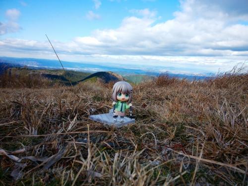 眺望を背景に雪村あおいちゃんを撮ってみるけど、地面にしゃがみこんでの撮影なので草が邪魔。フィギュア撮影も難しいものだった